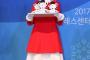 韓国人「平昌五輪、メダル授与式のアシスタント衣装が公開される・・・」→「美しい韓服が多いのに・・・」