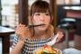 麺類を一本ずつたぐって食べる女ってなんなの？可愛いと思ってんの？