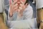 指原公式グッズのTシャツが鼻クソをほじってる写真な件 	（画像あり）