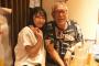 【悲報】横山ゆいはんがおっさんに身体を密着させて二人っきり・・・接待か何かかな？