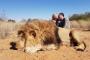 射殺したライオンのそばで夫妻がキス、非難殺到も「飼育された動物を殺して何が悪い」…トロフィーハンティングに抗議の声！