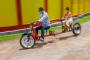 ソーシャルディスタンス「対人距離」保てるバイク開発、娘のために…インド！