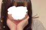 【画像】女の子が両手で顔を押さえてる自撮りってどうやって撮ってるの？？？？？？？