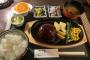 【画像】初見の定食屋のハンバーグ定食(980円)でこれが出てきたらどんな気持ちになる？