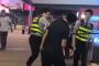 【中国】警備員が襲って来た人民の頭を警棒でぶっ叩く　→人民倒れる　→警備員も倒れる
