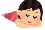 「天然だね～」と言われたその日から天然＆鈍感＆露出度高くなった友達。大事なところが見えそうな姿でうつ伏せになり…