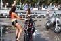 セクシーダンスしながらバイクを洗車するねーちゃんが災難