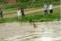 【画像】大雨で子供が流される → 消防隊が出動 → 救助そっちのけで記念撮影