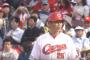 新井に花束贈呈するヤクルトの選手wwwwww