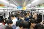 満員電車で妊婦が立っていた。身動きが取れないくらい満員だったが周りは気を遣い、ある駅で女性『ごめんなさい動けなくて...』と席を譲ろうとすると妊婦がとんでもないことを発言!!