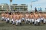 【上半身裸でエッサッサ！】相模原（神奈川）が２９日、江の島海岸で練習納め