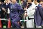 【朗報】 原辰徳さん、ひょうきんなポーズで小久保監督を和ませる