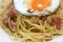 イタリアの貧乏パスタ　ペペロンチーノに目玉焼き乗せるだけ