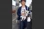 突然の奇行！草なぎ剛「子犬と路上座り込み」現場写真