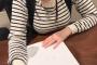 【画像】声優・竹達彩奈さんのペンの持ち方おかしくね？