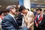 フェイスブックに掲載とかwwww 泣きじゃくるバ韓国代表選手と慰めるムン大統領wwww