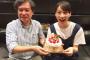【芸能】25歳を迎えた“のん”　特注ケーキ＆「この世界の片隅に」スタッフから祝福を受ける