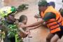 タイ洞窟救助チームがラオスに出動し濁流から乳児ら救う…韓国救助隊はラオス政府の承認下りず！