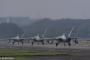 米軍横田基地を離陸するF-22戦闘機「ラプター」…アラスカのエルメンドルフ空軍基地から飛来！