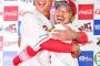 【朗報】広島菊池、新井さんと抱き合って幸せそう