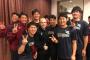 イニエスタさん 、楽天の選手と写真を撮る 	