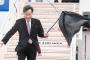 【韓国首相】 李洛淵（イ・ナギョン）首相、強風で傘が折れても笑って日本到着(写真)