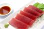 彼がお刺身の”一番いいところ”を食べようと一枚一枚ペロッペロッと本をめくるみたいに箸で刺し身をめくっていた