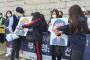 【韓国】日本人と米国人に原発汚染水を飲ませるパフォーマンスをする韓国の高校生集団「汚染水はお前らが飲め」