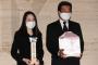 【速報】松田聖子と神田正輝が緊急記者会見 → 記者がとんでもない質問をしてしまう・・・