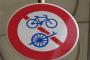 自動車専用道路に侵入禁止のこの標識、自転車はわかるけど下のなんなの？