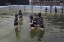 【画像】めっちゃ汚いプールを清掃する女子部員たち