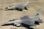 膨張式デコイの隣にある F-16戦闘機…どちらが囮かわかる？！