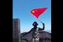 富士山頂で自国国旗を掲げる中国人！