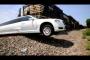 【動画】リムジンが踏切で立ち往生、列車が激突…奇跡的に原形とどめる