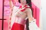【TGS2015】スマホゲーブースのコスプレが横乳はみ出て凄い人だかり！
