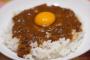 カレーに生卵のトッピングを関東ではしない？　関西を中心とした「生卵トッピング」は邪道か否か