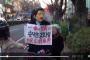 SEALDs高校生のデモで参加者が安倍総理のお面をハンマーで叩きながら行進