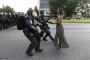 【画像】重装備した警察に立ちふさがるアメリカの女性ｗｗｗｗｗｗ