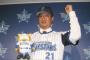岡島秀樹が現役引退発表ww【生涯年俸成績詳細、嫁子供画像有】マイナーから契約解除され現在フリーの世界一投手、Rソックスで最後の始球式！2ch「優秀だけど性格悪い問題児」