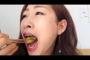 食事中の彼女『ん゛ー！あっ、これ野菜本来の味がするぅ～！→なぜか食レポを意識した風の食べ方にイライラ。