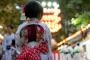 【画像】 猛暑の夏祭りﾃﾞｰﾄで、暑さに負けずに浴衣着てくる女の子と軽装で無理なくﾃﾞｰﾄを楽しむ女の子をご覧ください！ｗ
