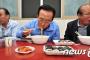 【韓国】金寛容慶尚北道知事、「今は非常事態」～昼食をラーメンで済ます（写真）