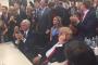 【悲報】ドナルド・トランプ大統領、あまり嬉しそうじゃない・・・・・・（画像あり）