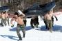 真冬の平昌で米韓海兵隊員が合同訓練…雪上で半裸の兵士らのアツい体がぶつかる！