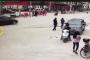 【閲覧注意】中国幼女、路上で用を足し、マクロバスに轢かれる→海外「親の責任？社会の責任？」