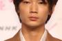 綾野剛って本当にいつ見ても髪型がダサいんだが？自分で切ってるの？