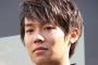 【悲惨】小出恵介の不祥事、先輩でもある“あの大物歌手”にまで火の粉がふりかかるｗｗｗｗ