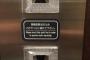 日本のホテルのエレベーターにある静電気除去ラベル（海外の反応）