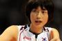 【えぇ…】女子バレー韓国代表選手、日本製シューズのロゴを隠し「大韓独立万歳」のテープを貼ってしまう（画像あり）