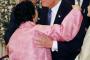 【悲報】トランプ氏、夕食会で慰安婦と抱擁 	